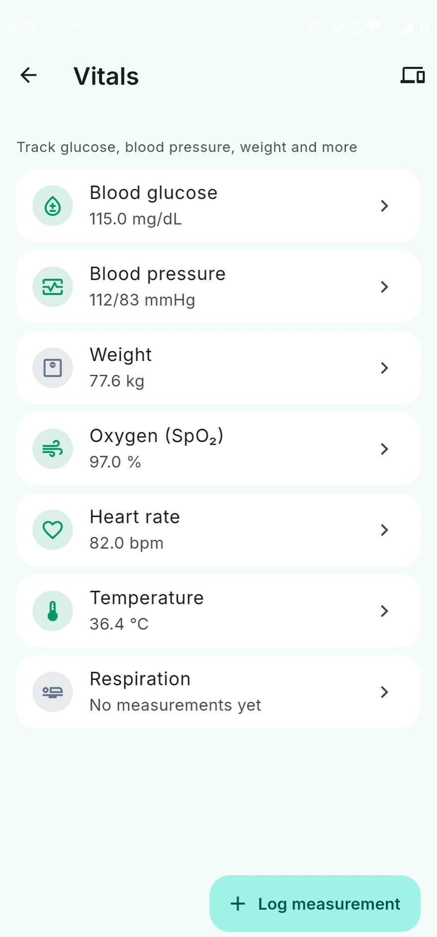 Vitalwerte-Bildschirm mit Blutzucker, Blutdruck, Gewicht, SpO₂, Herzfrequenz und Temperatur